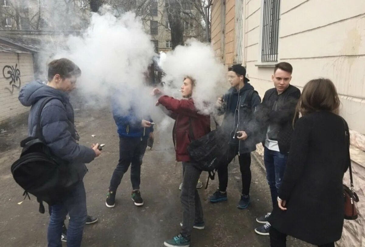 Нашел электронную сигарету на улице. Курящие школьники. Подростки курят у школы. Подростки курят вейп. Школьник с электронной сигаретой.