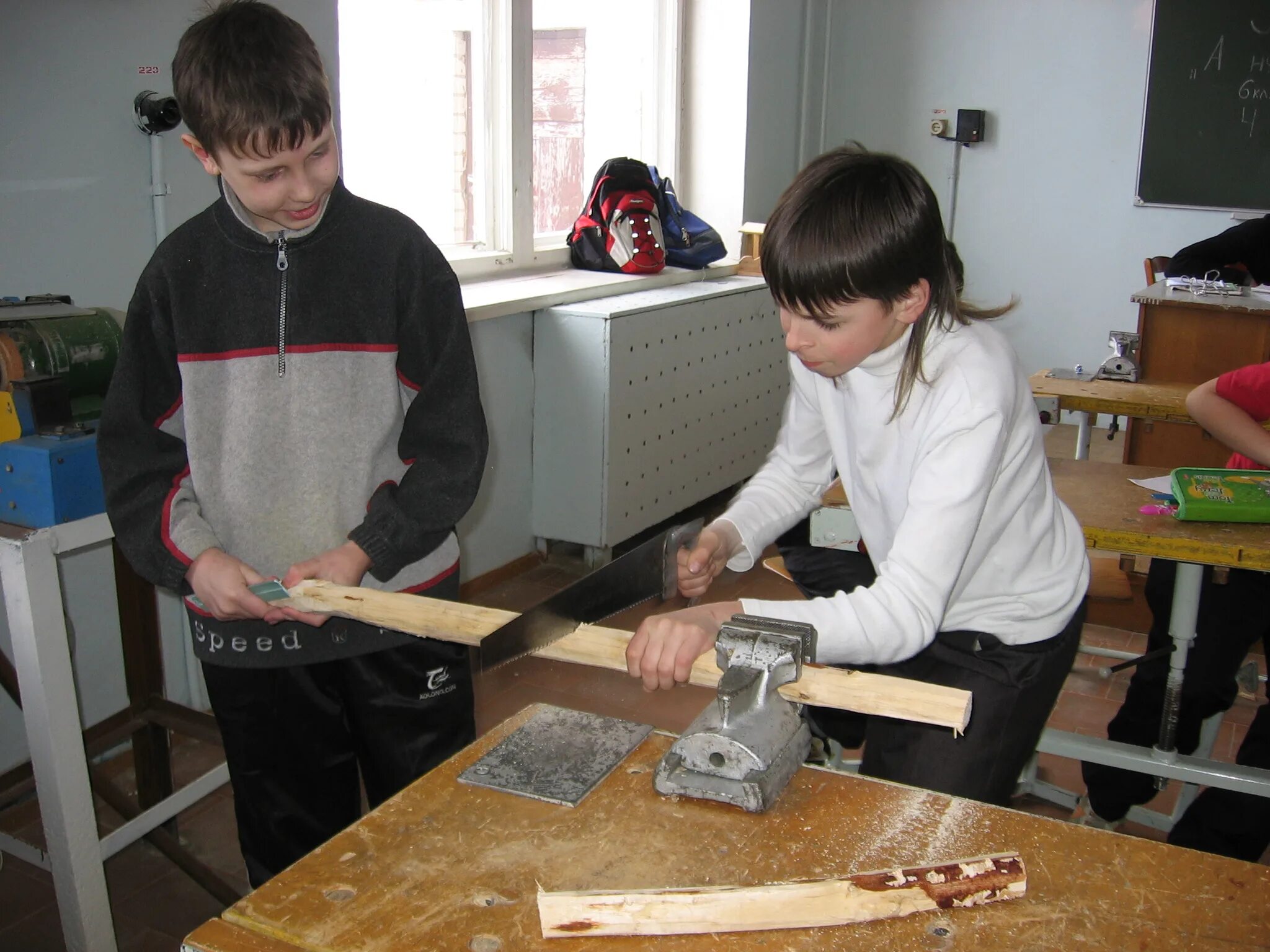 Урок труда. Дети на уроке труда. Уроки труда в школе для мальчиков. Уроки труда в школе. Учитель технологии для мальчиков.