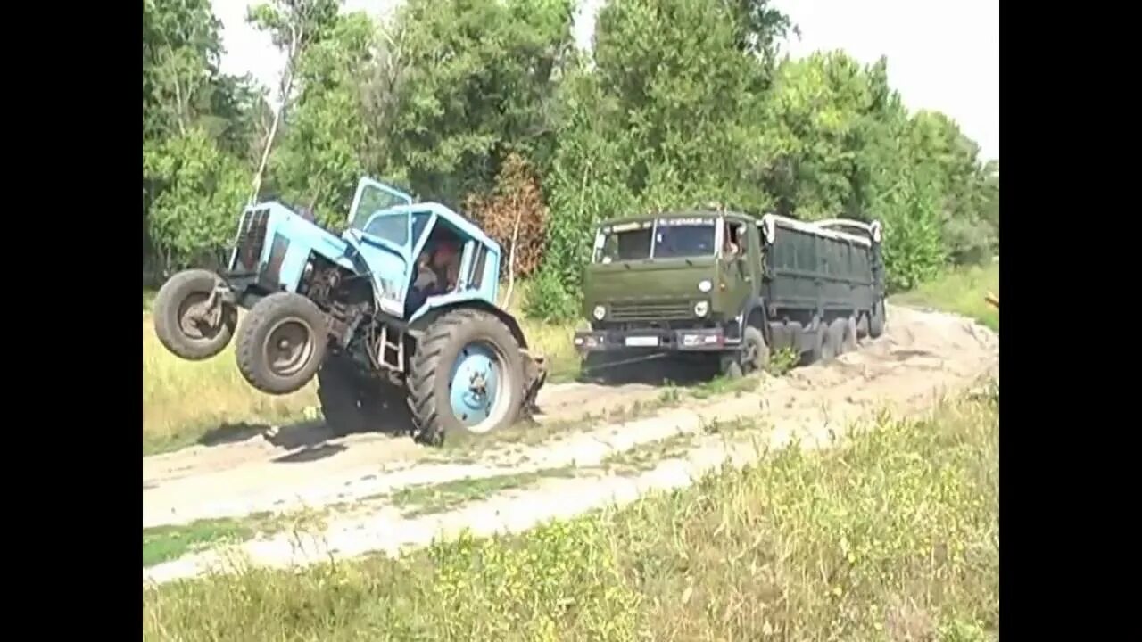 Трактора грузят. Трактор КАМАЗ. Трактор вытаскивает КАМАЗ. Вертушка от трактора на КАМАЗАХ. НИЖЕГОРОДАВТОДОР КАМАЗ трактор.