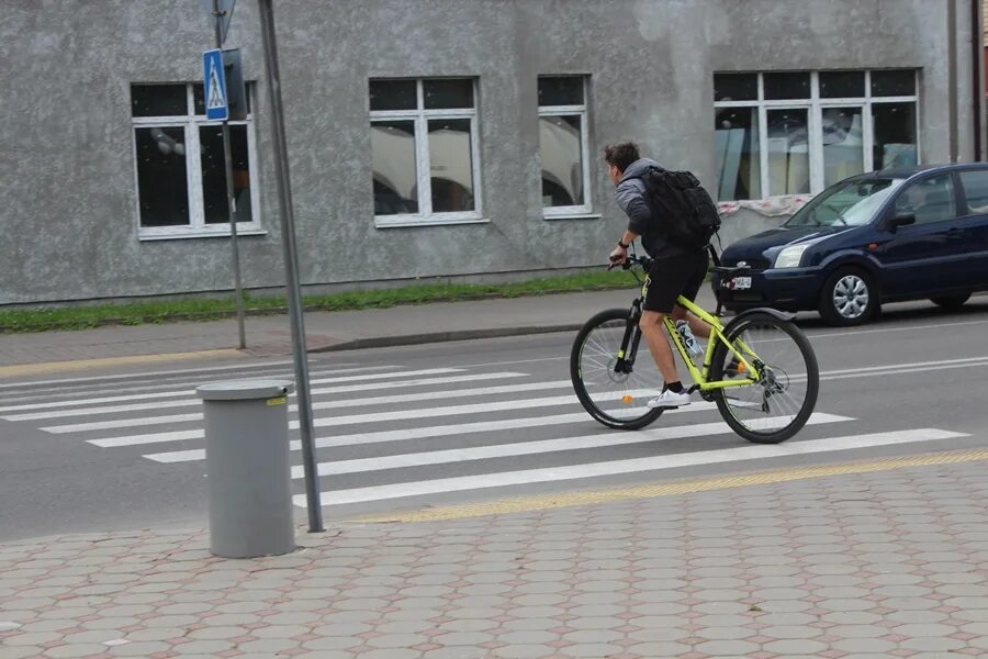Пропустить велосипедистов. Пешеход с велосипедом. Нарушение правил дорожного движения велосипедистами. Велосипед на переходе. Велосипед на пешеходном переходе.