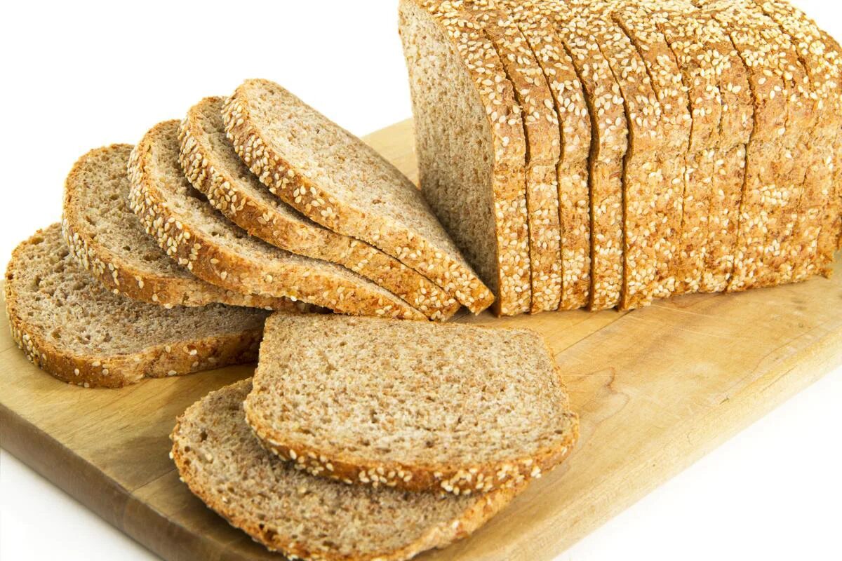 Хлеб из пророщенной пшеницы. Хлеб из пророщенного зерна. Хлебцы из пророщенной пшеницы. Хлеб с зернами.