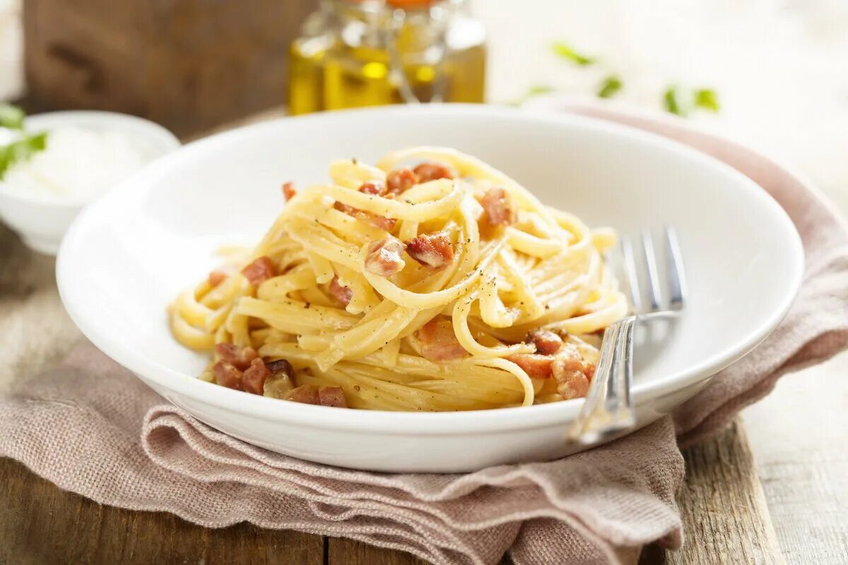 Паста карбонара с беконом и сливками. Карбонара с беконом и сливками. Спагетти карбонара со сливками. Магги спагетти карбонара. Паста карбонара сливки бекон.