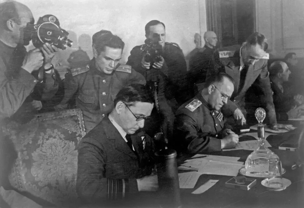 Жуков капитуляция Германии. Подписание капитуляции Германии 1945. Капитуляция в Берлине 1945 подписание.