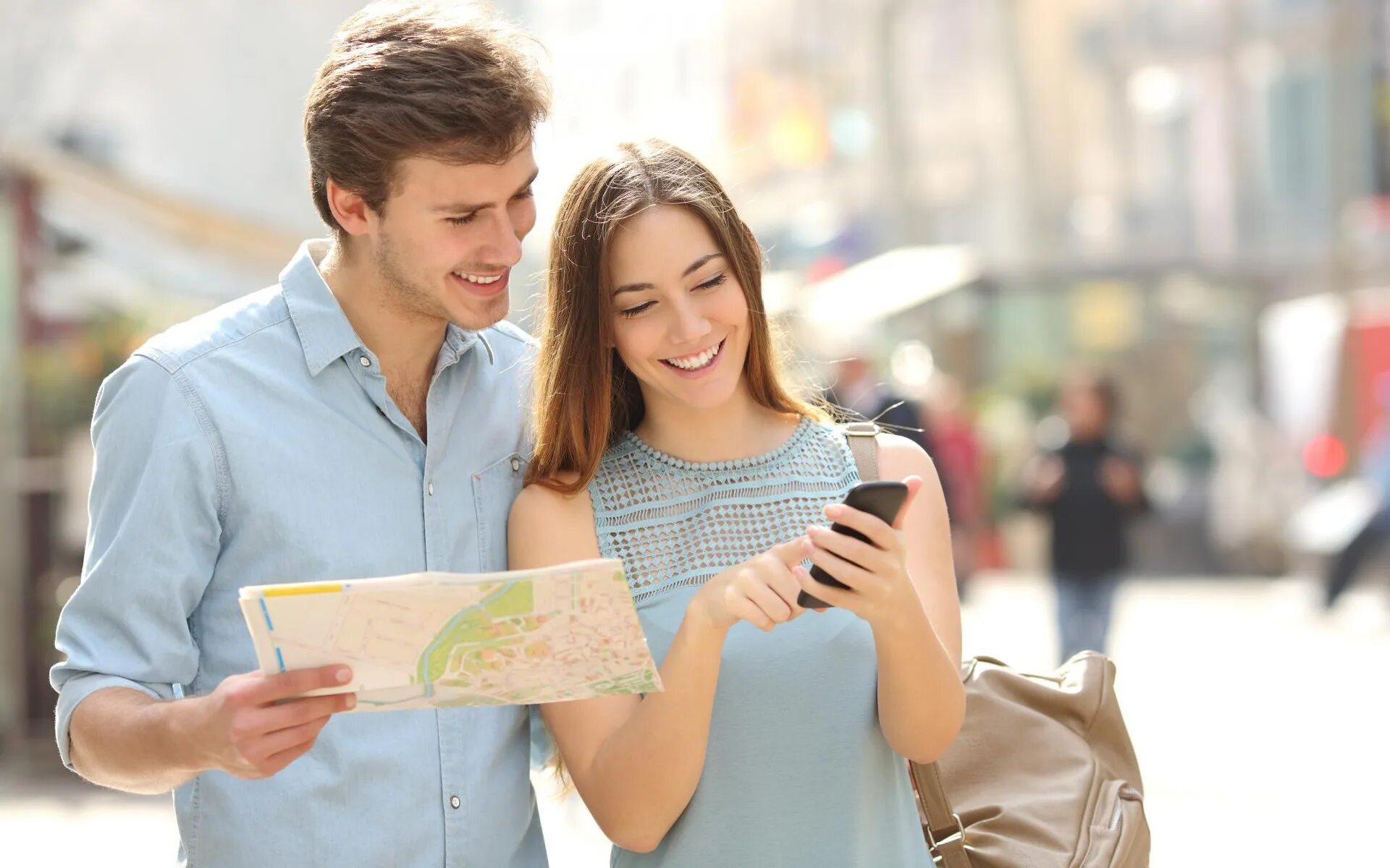 Мужчина с картами в руках. Женщина на кухне. Мужчина и женщина на свидании. Турист с картой в руках. Пара в ресторане.