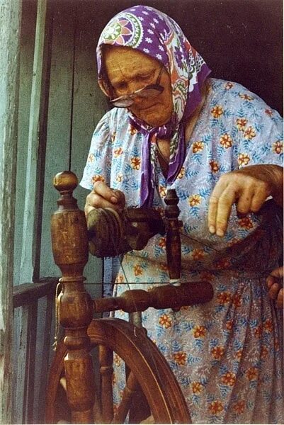 Старуха прядет. Старуха с прялкой. Бабушка крестьянка. Бабушка с веретеном. Бабушка прядет.