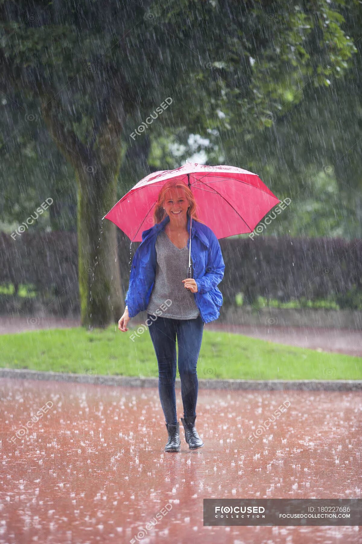 Можно ли гулять в дождь. В куртке под дождем. Девушка в куртке под дождем. Образ для прогулки под дождем. Девушка-подросток под дождем.