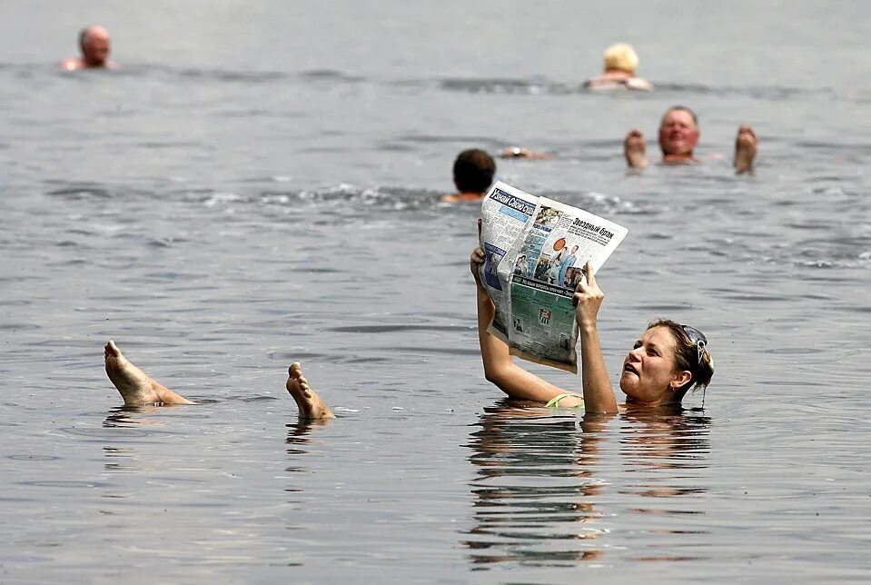 Море шутка. Приколы про море. смешные случаи на пляже. смешные люди на море. купаться прикол море.