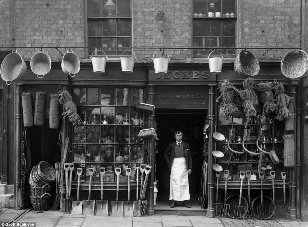 Первые магазины. Лондон 19 век магазины. Магазинчики Лондона 19 век. Универмаг 19 века Лондон. Магазины викторианской Англии.