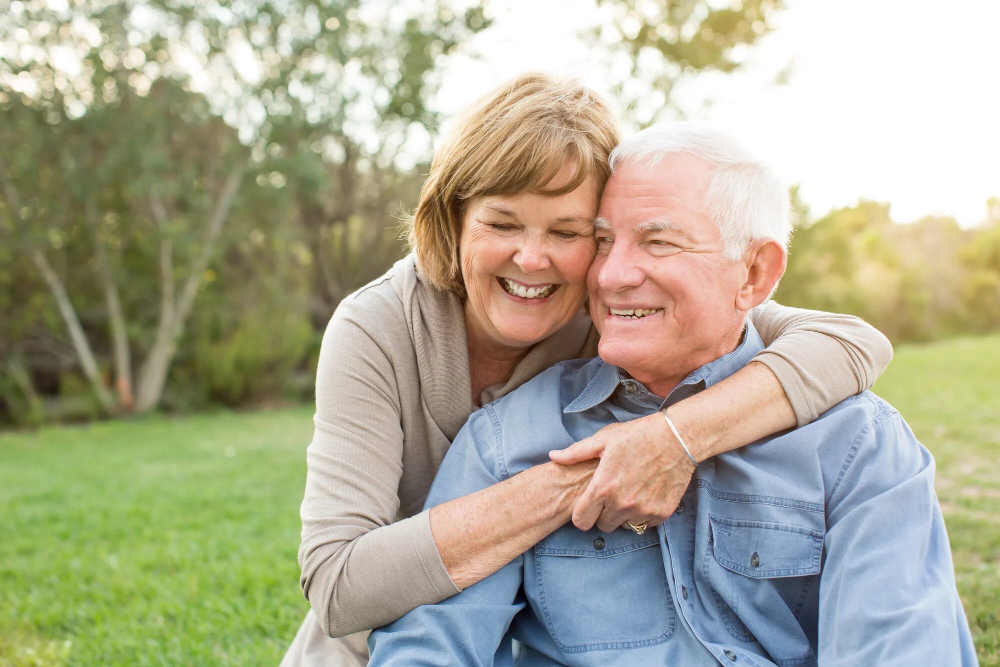 Fill in natural senior. Пожилые люди. Объятия пожилых. Пожилая пара. Счастливые пенсионеры.