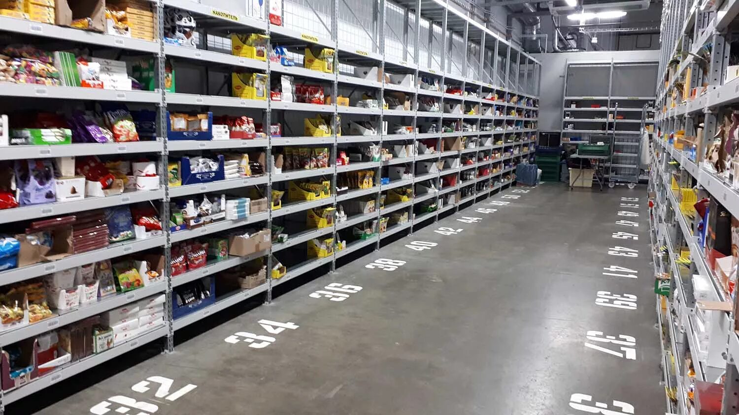 Перекресток впрок. Серый пятёрочка. Склад магазина перекресток. Товары едут в даркстор мегамаркет. Дарк стор магазин что это.