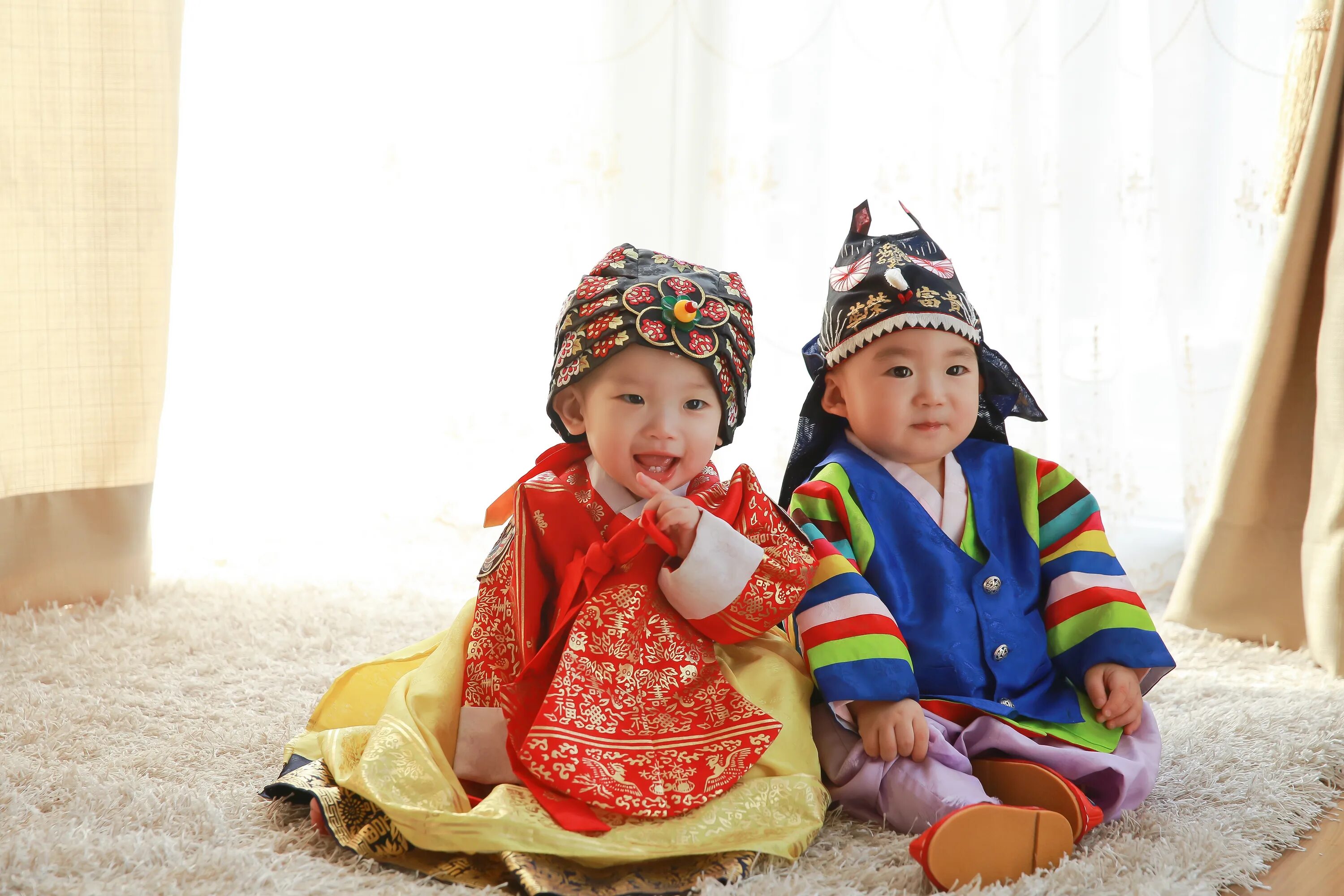 Детская национальная одежда. Дети в национальных костюмах. Национальная одежда казахов для детей. Дети в национальной казакой одежде. Казахский детский костюм.