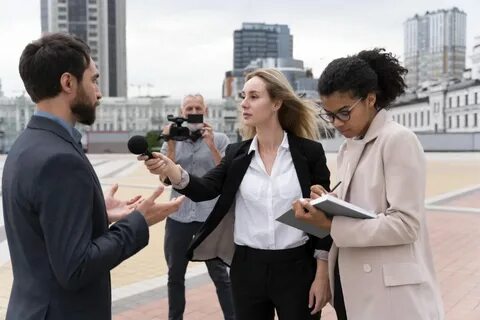Журналист берет интервью