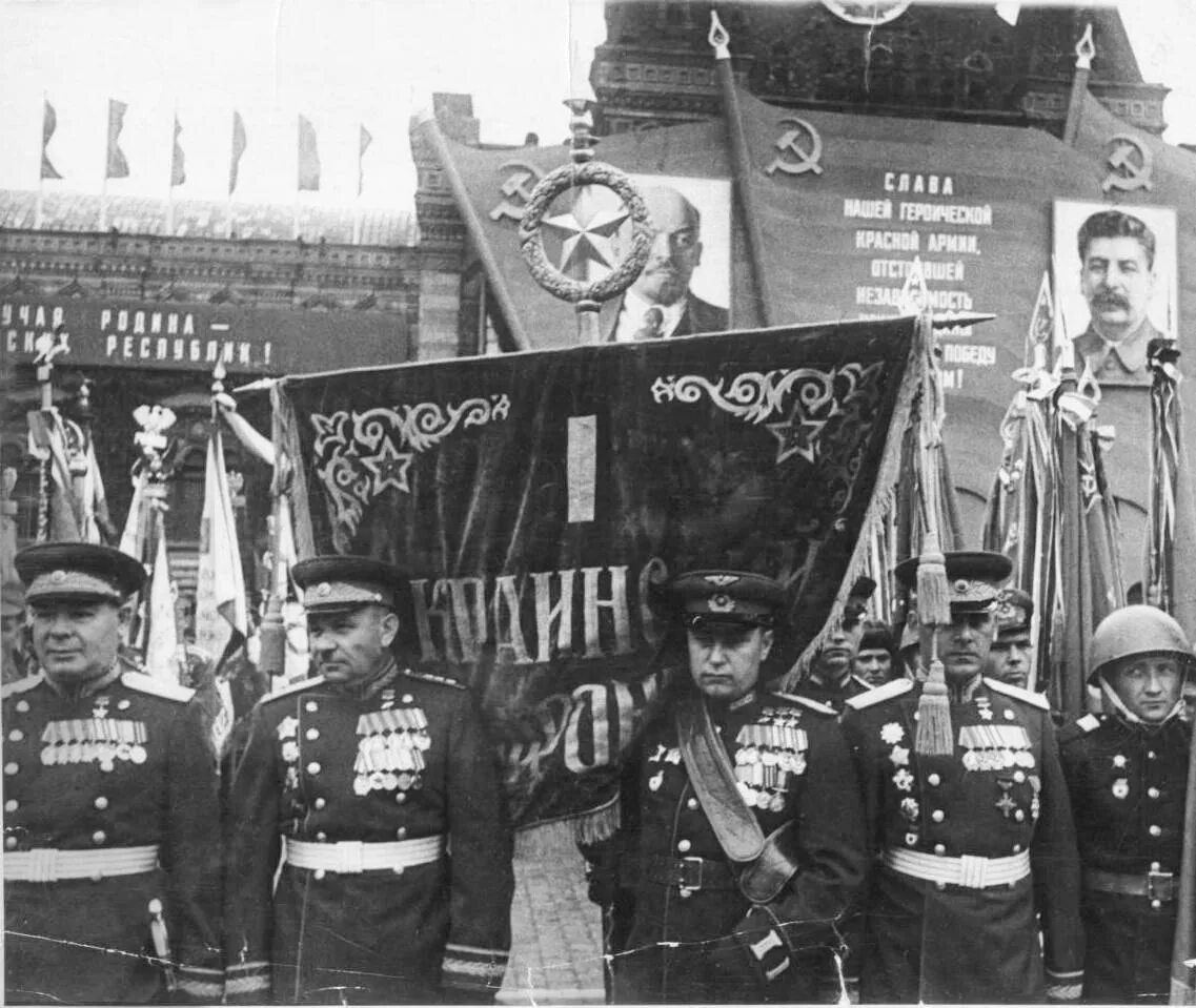 Парад 24 июня 1945 года в москве на красной площади. Герои советского союза на параде победы 1945. Парад победы 1945 участники парада. 65 лет парад победы москва полуторки фото. Покрышкин на параде победы 1945.