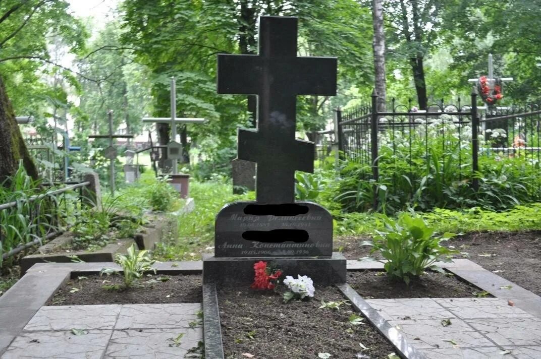 Какой крест должен быть на памятнике. Православные памятники на могилу. Гранитный крест на могилу. Гранитные кресты на кладбище. Крест на кладбище из гранита.