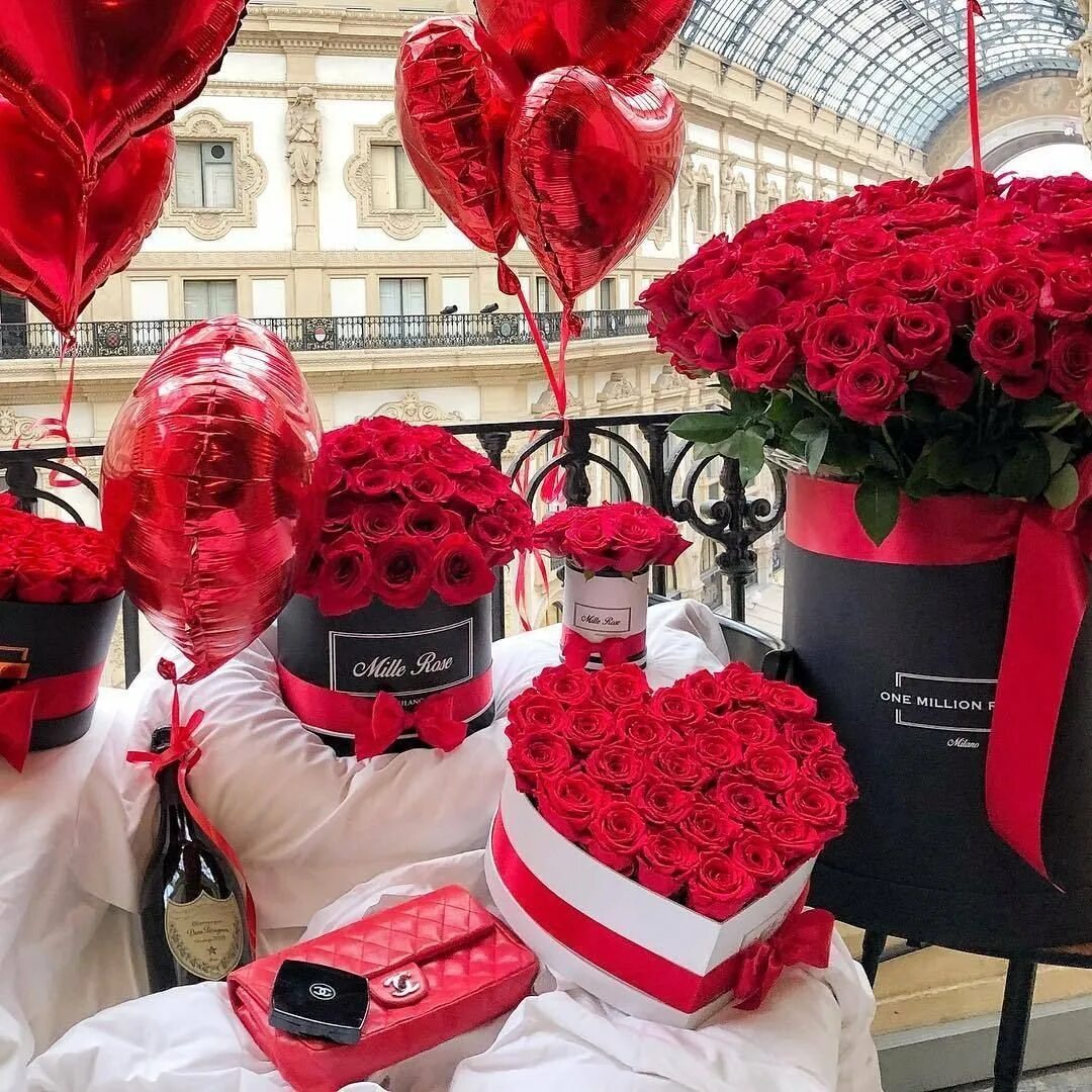 Цветы много букетов дома. Много букетов цветов в комнате. Много цветов подарок. Много цветов подарок. Букет цветов в комнате.