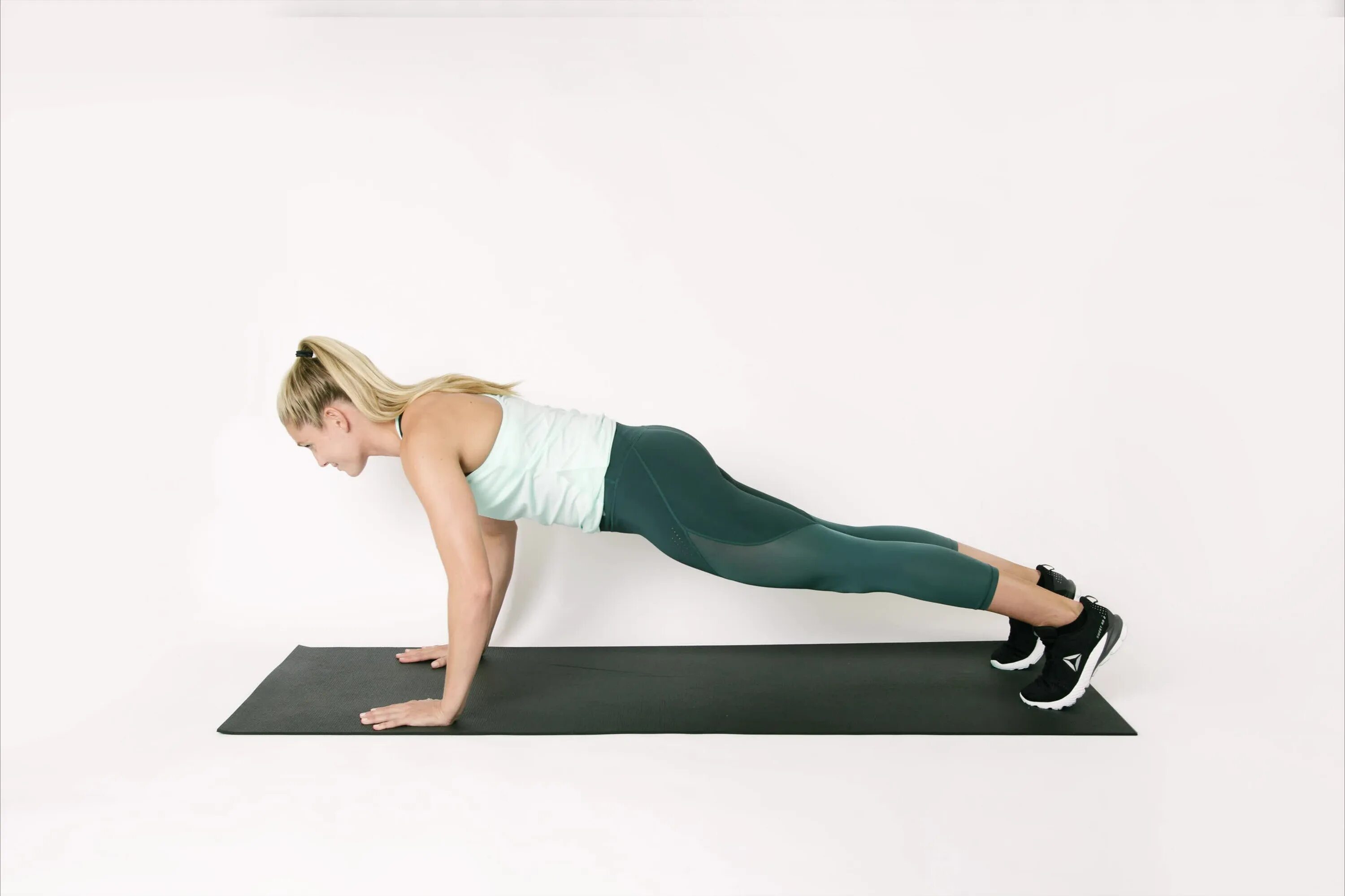 Комплекс упражнений для кроссфита. Тяга штанги к поясу в полунаклоне (тяга ятса). Пресс на скамье плоский живот. Приседания. 3 подхода по 8.