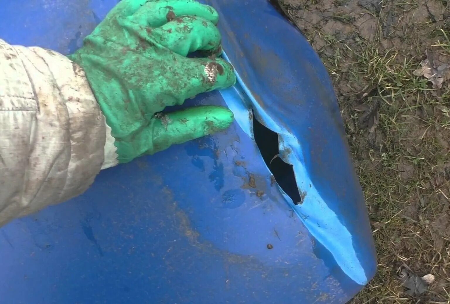 Как заклеить пластиковую емкость