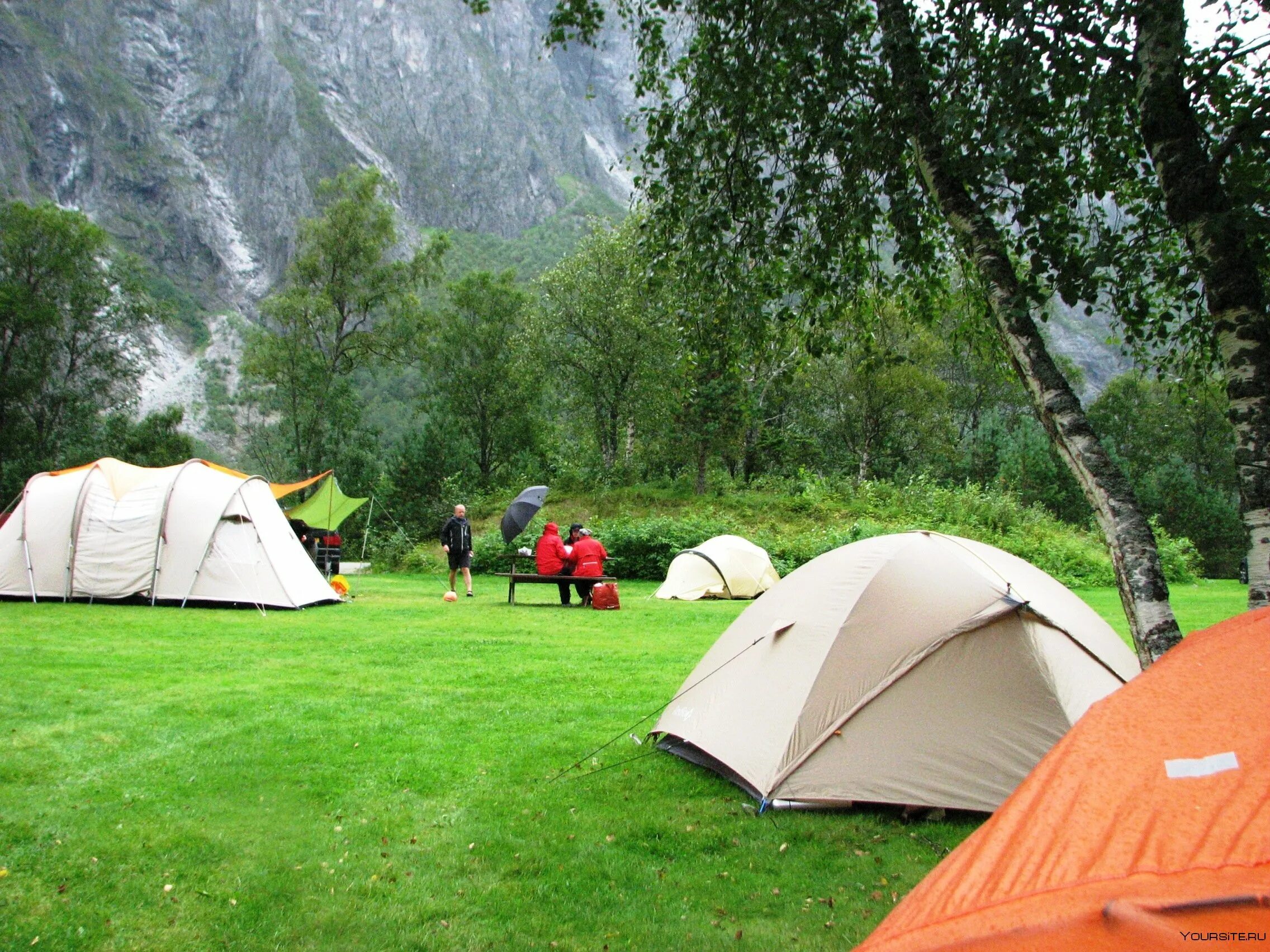 Camping photo. Мультинские озера палаточный лагерь. Мультинские озера глэмпинг. Туристическая палатка на природе. Палаточный кемпинг.