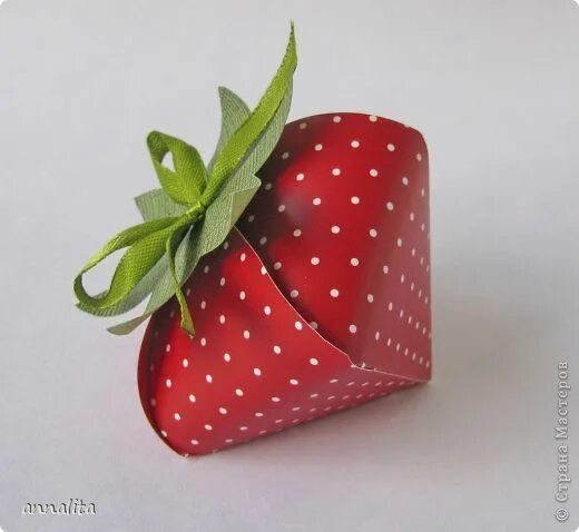 Ежевика в коробочке. Коробочка ягодка. Короб под ягоды. Клубника из бумаги объемная. Клипарт короб для ягод.