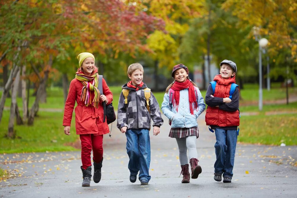 22 февраля идут в школу. Прогулки на свежем воздухе. Дети в парке. Прогулки на свежем воздухе для детей. Гулять в парке.