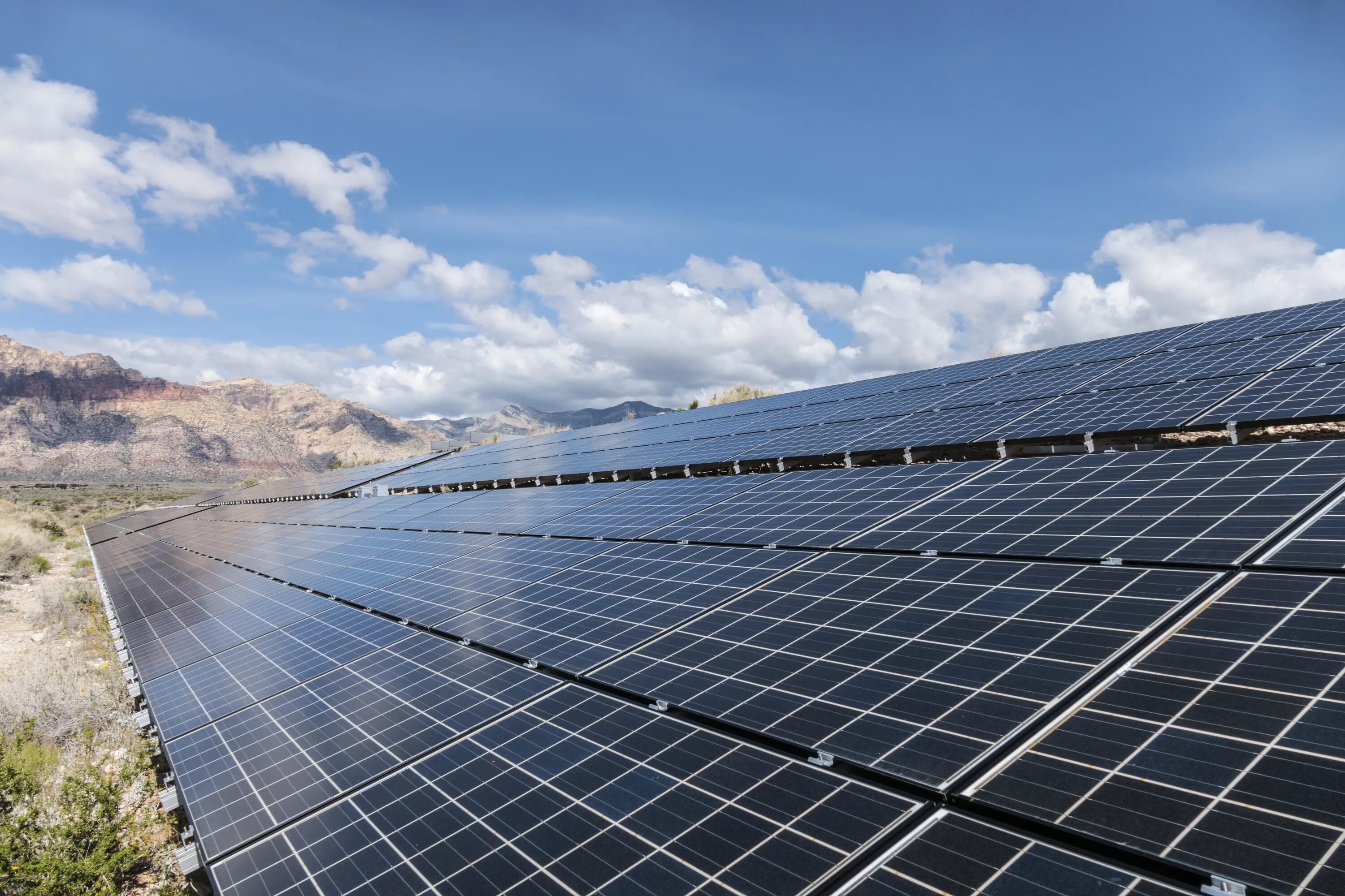Солнечные батареи фото. Солнечные батареи Невада. Solar Panel 4k. Солнечная электростанция в горах. Солнечные батареи в Австралии.