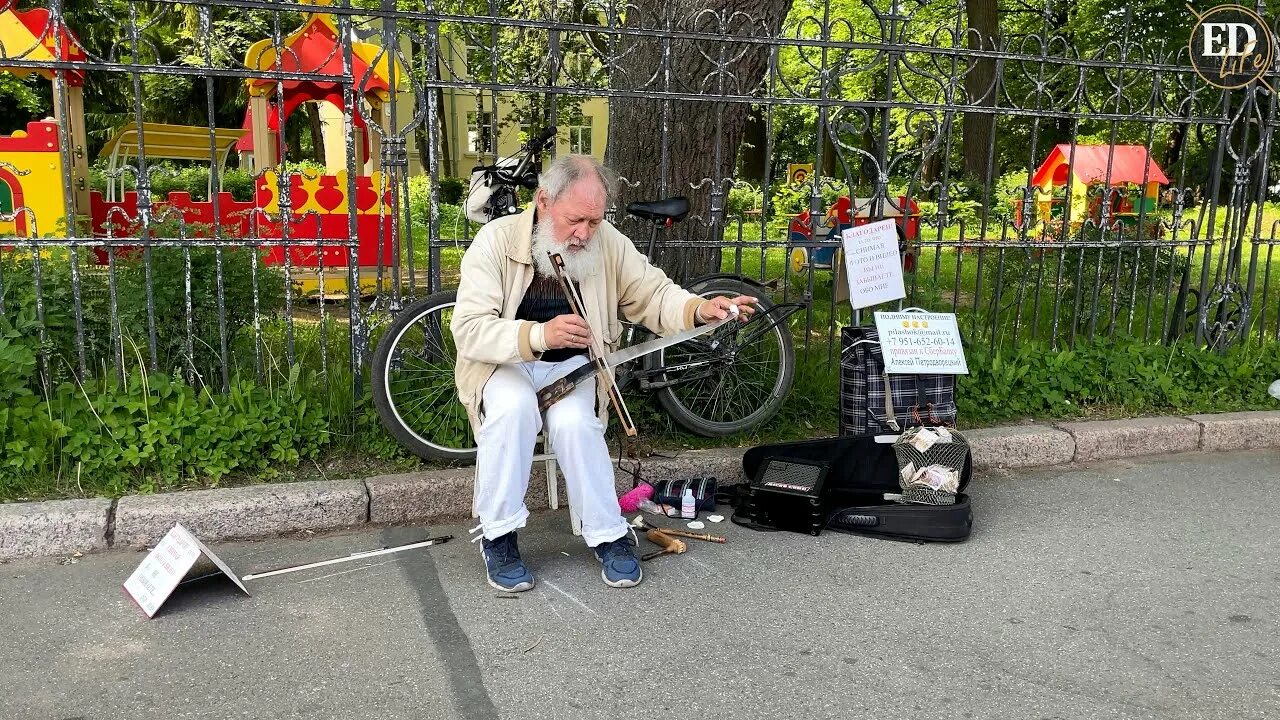 Дед пил всю жизнь. Игра на пиле смычком. музыкант на пиле в спб. бухай музыкальный инструмент.