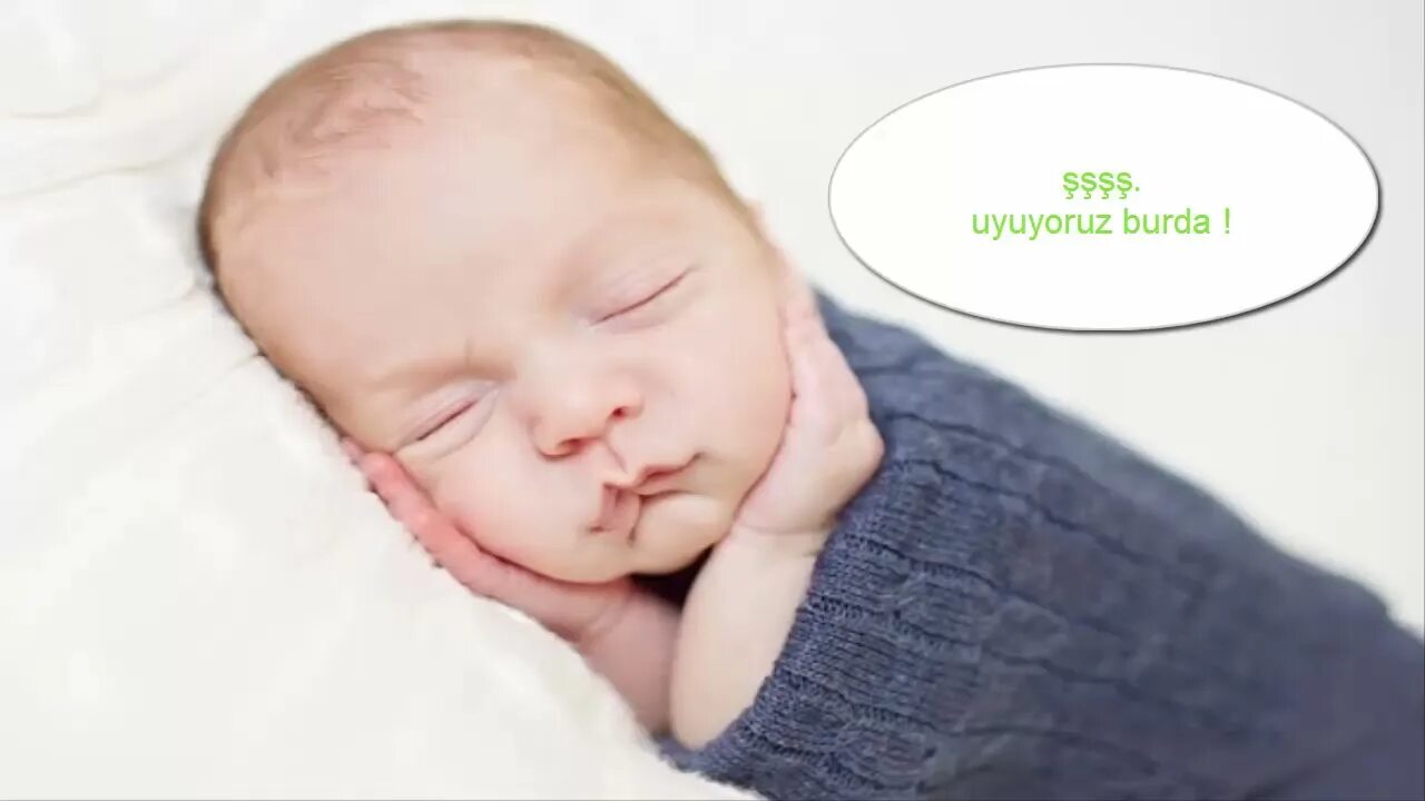 Младенец с погремушкой. Младенческий. Ребенок. Младенческий. 6 месяцев ребенку.