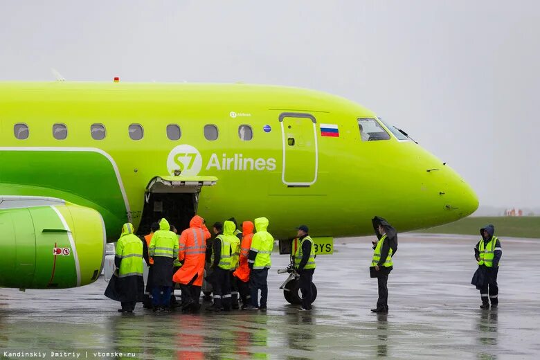 Авиарейс толмачево. S7 Airlines Толмачево. Самолет s7 Толмачево. Авиакомпания s7 Airlines аэропорт Толмачево. S7 Airlines, рейс s7 1131.