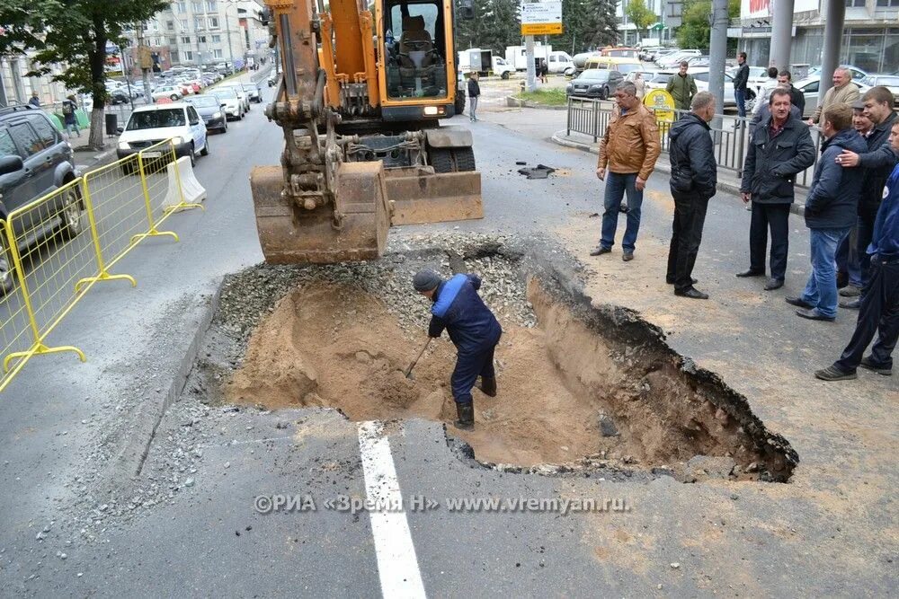 Ограждения для ремонтных работ на тепловых сетях. Прорыв теплотрассы в нижнем новгороде сегодня. Паровая бомба. Прорыв теплотрассы в нижнем новгороде сегодня. Провал в асфальте из-за теплотрассы.
