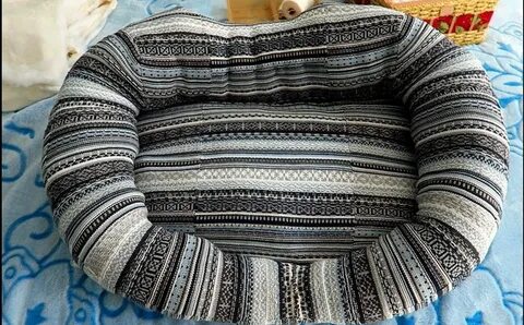 Лежанка для кошки из старого свитера