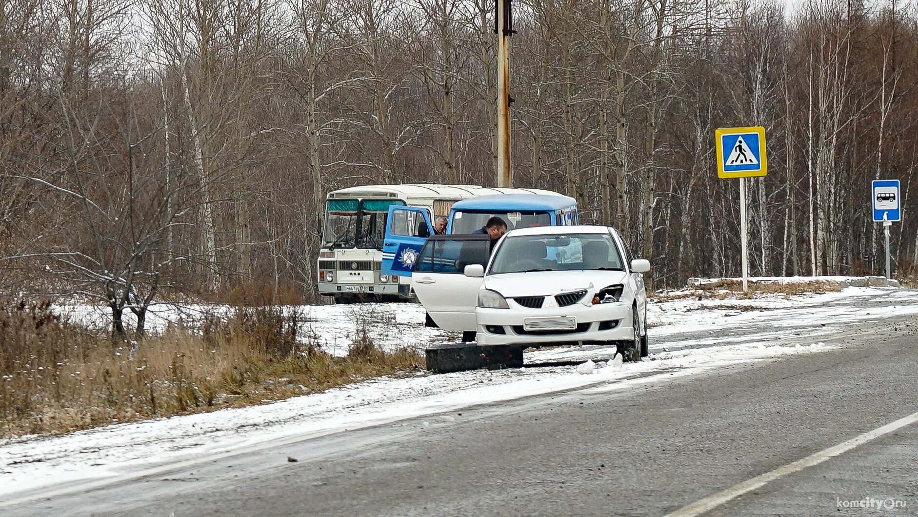 Гололед в городе. Скользко на улице. Пешеходы фото переходят дорогу. Борьба с гололедом. Лед катка.