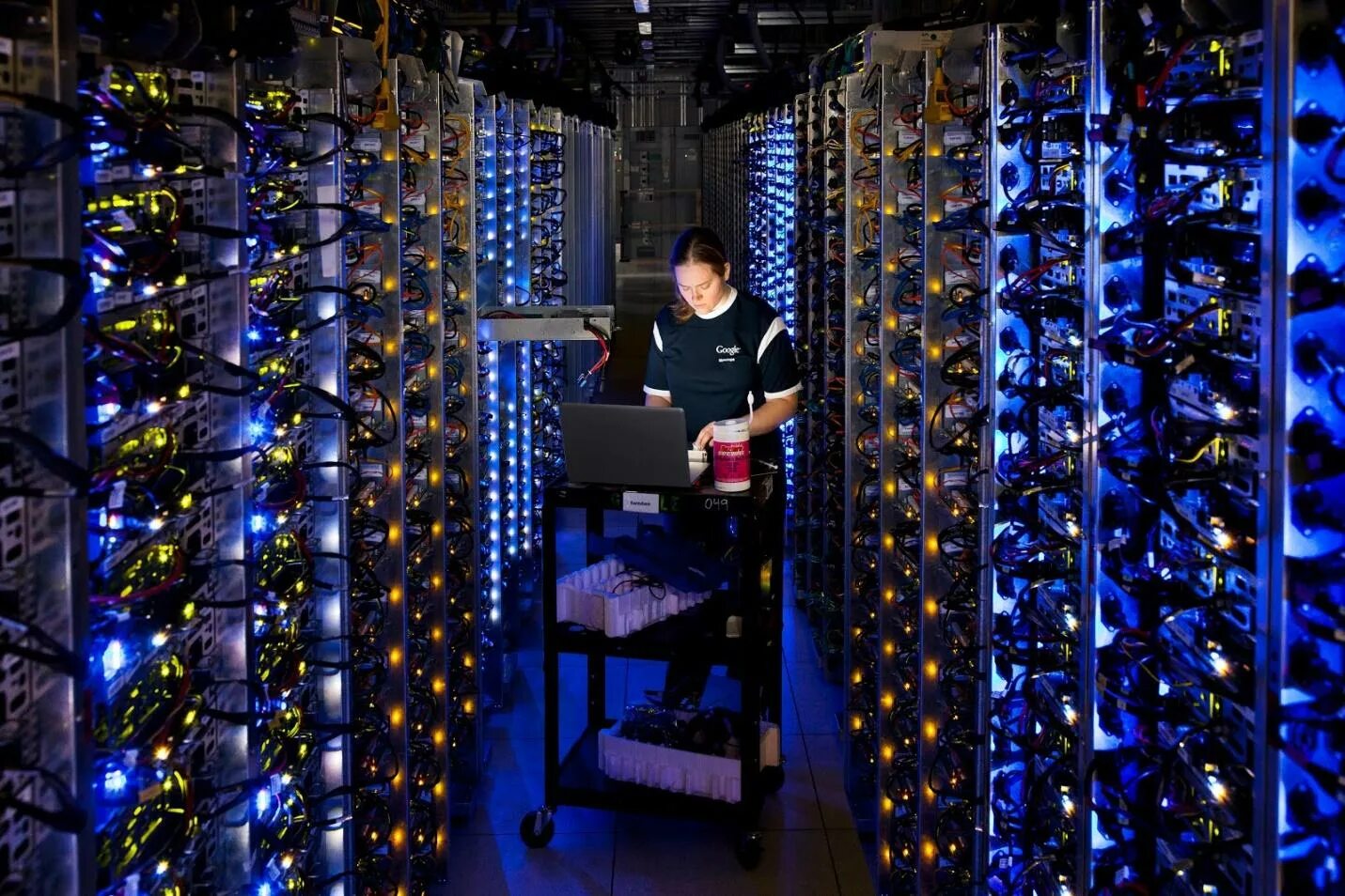 Google database. Дата центр google. суперкомпьютер антон. серверная комната. серверная ферма.