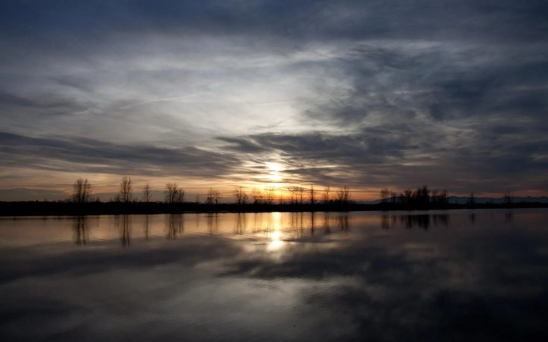 Серый закат. Серое небо закат. Серый закат. Пасмурное небо. Облака закат.