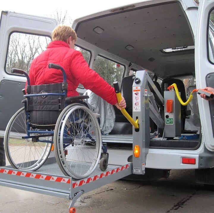 Социальное такси в СПБ для инвалидов. Социальное такси для инвалидов колясочников. Газель для маломобильных групп населения. Машина для инвалидов колясочников.