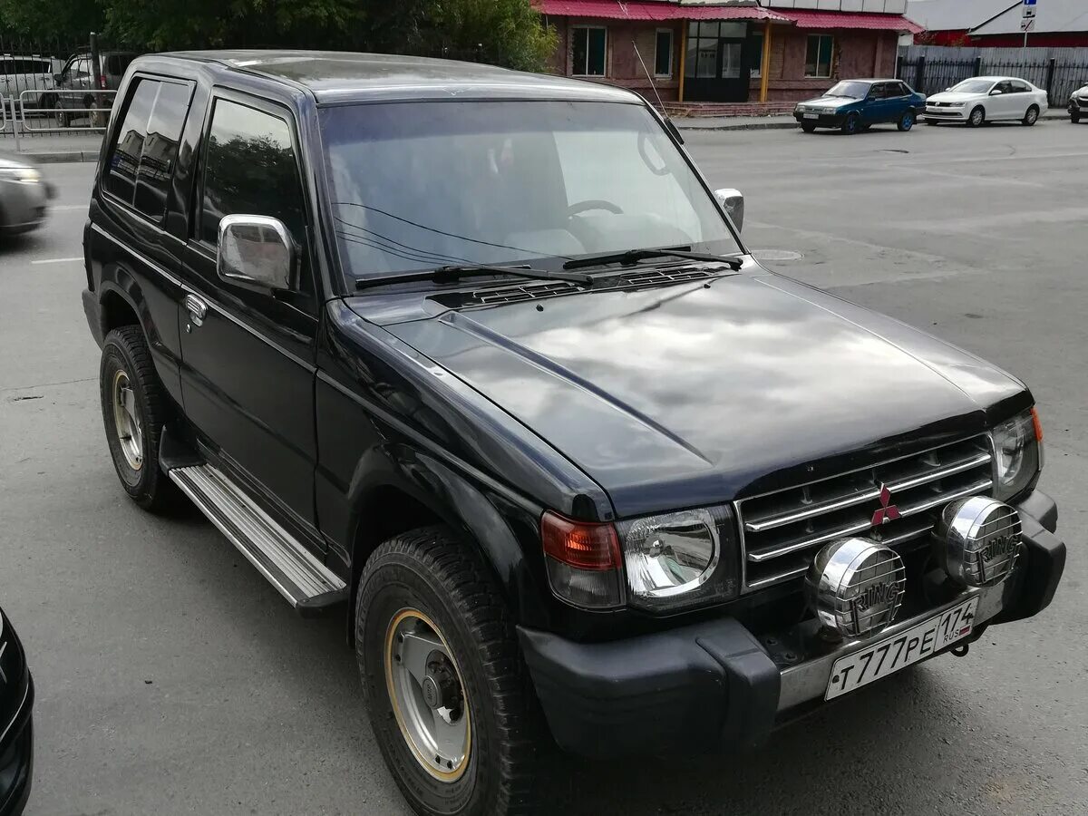 Мицубиси паджеро года выпуска. Mitsubishi Pajero 1998. Мицубиси Паджеро 1998. Митсубиси Паджеро 2 черный. Митсубиси Паджеро 1998 года.