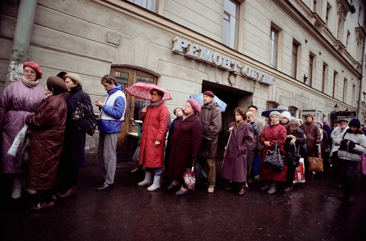 Очередь в магазин СССР. Очередь 1991 год. Очередь за продуктами. Люди на улице.