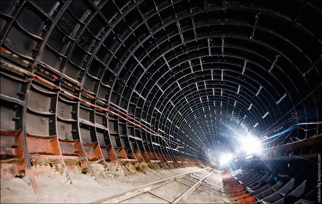 Тоннель фэнхошань. Кипарисовский тоннель. Железнодорожный тоннель евротоннель. Тюбинг метрополитена. Тюбинговая крепь горных выработок.