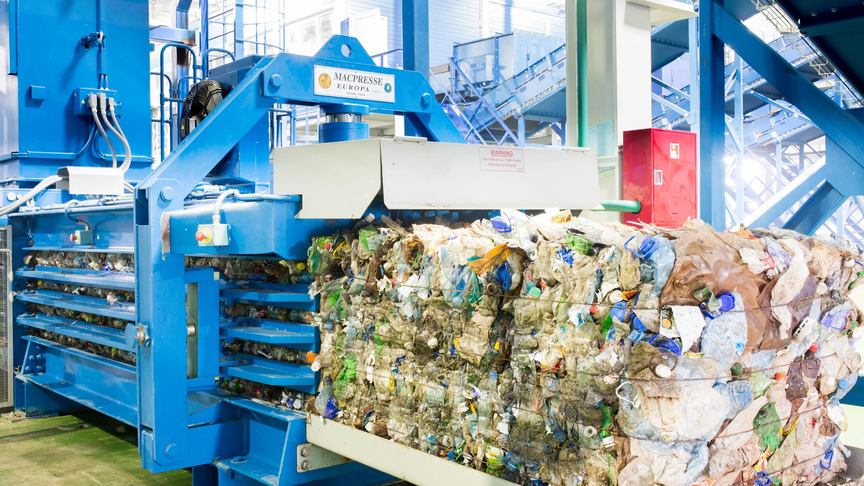 Тюменский мусоросортировочный завод тюмень. Заводы по перерабатыванию мусора в японии. Тюменский мусороперерабатывающий завод. Сортировка мусора на конвейере. Мусороперерабатывающий завод в янино.