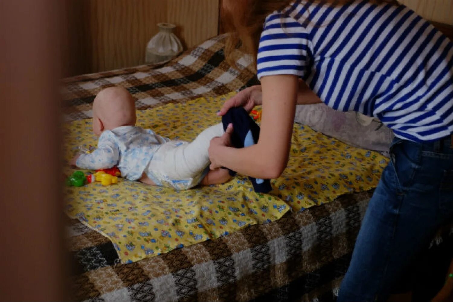 Мама упала на ноги. Ребенок перевернут. Мама упала на ноги. Сломались каблуки на туфлях. Туфли сломались.