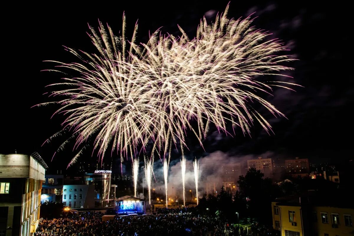 Подарок городу на день города. Люберцы салют. День города Люберцы 2022. Салют днем. Салют на день города.