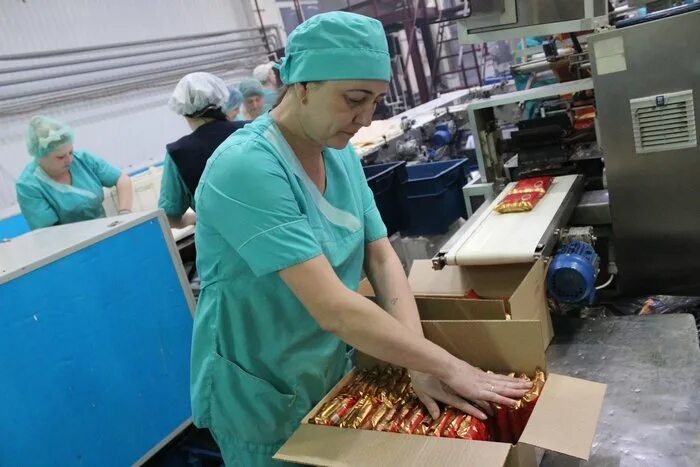 Фабрики барнаула работа. Кондитерская фирма алтай сотрудники. Фабрики барнаула работа. Барнаульская халвичная фабрика барнаул. Трикотажная фабрика меланж, кимры.