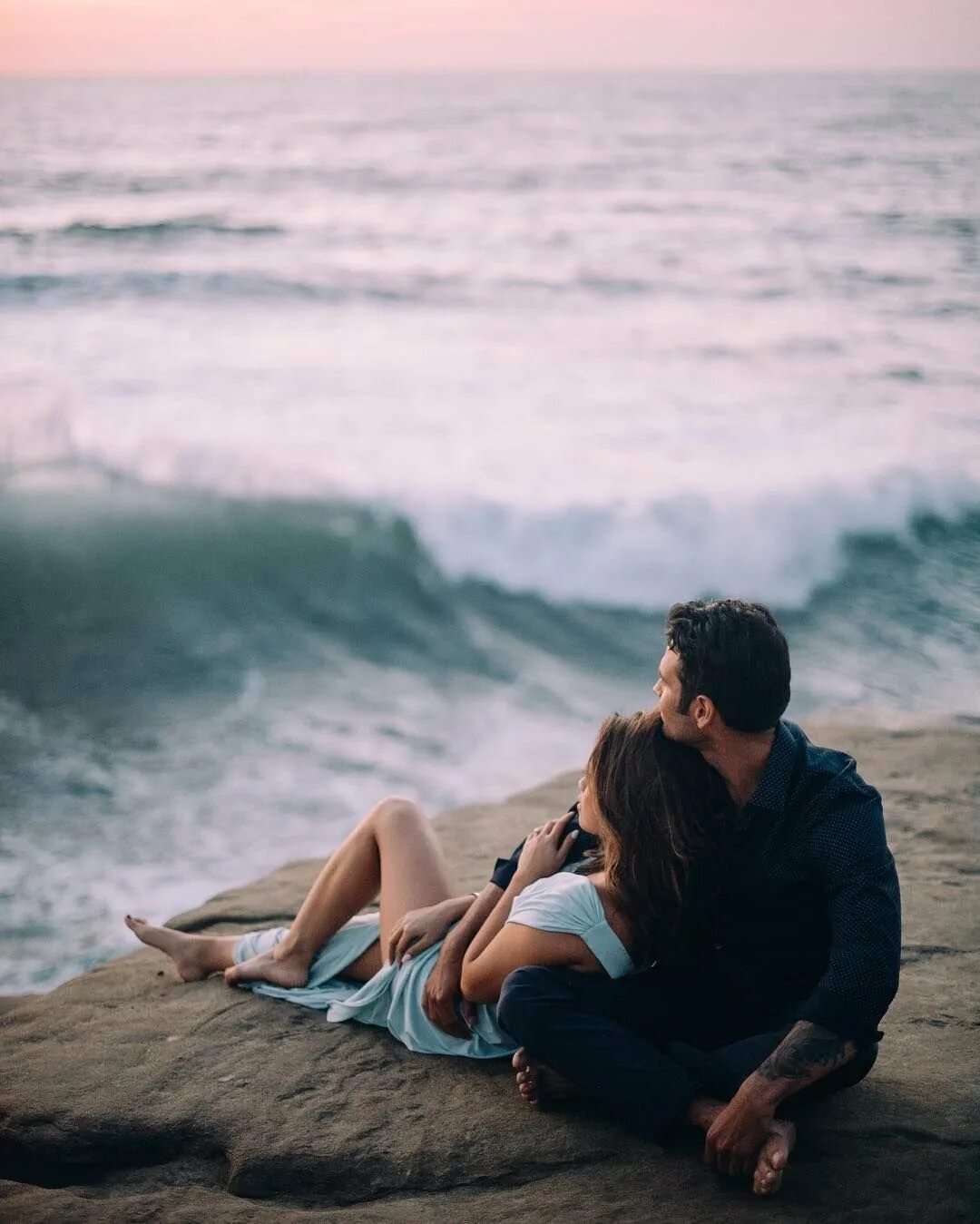 Влюбленные на море. Мужчина и женщина на море. Пары влюбленных. Объятия на берегу моря.