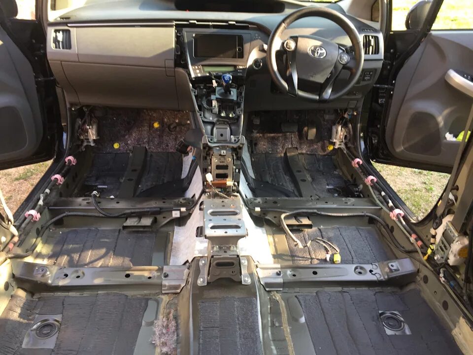 Разобранный салон тойота corolla 110. Тойота авенсис химчистка салона. Toyota progres первое поколение. Toyota corolla 120 пол шумоизоляция. Тойота разборка салона.