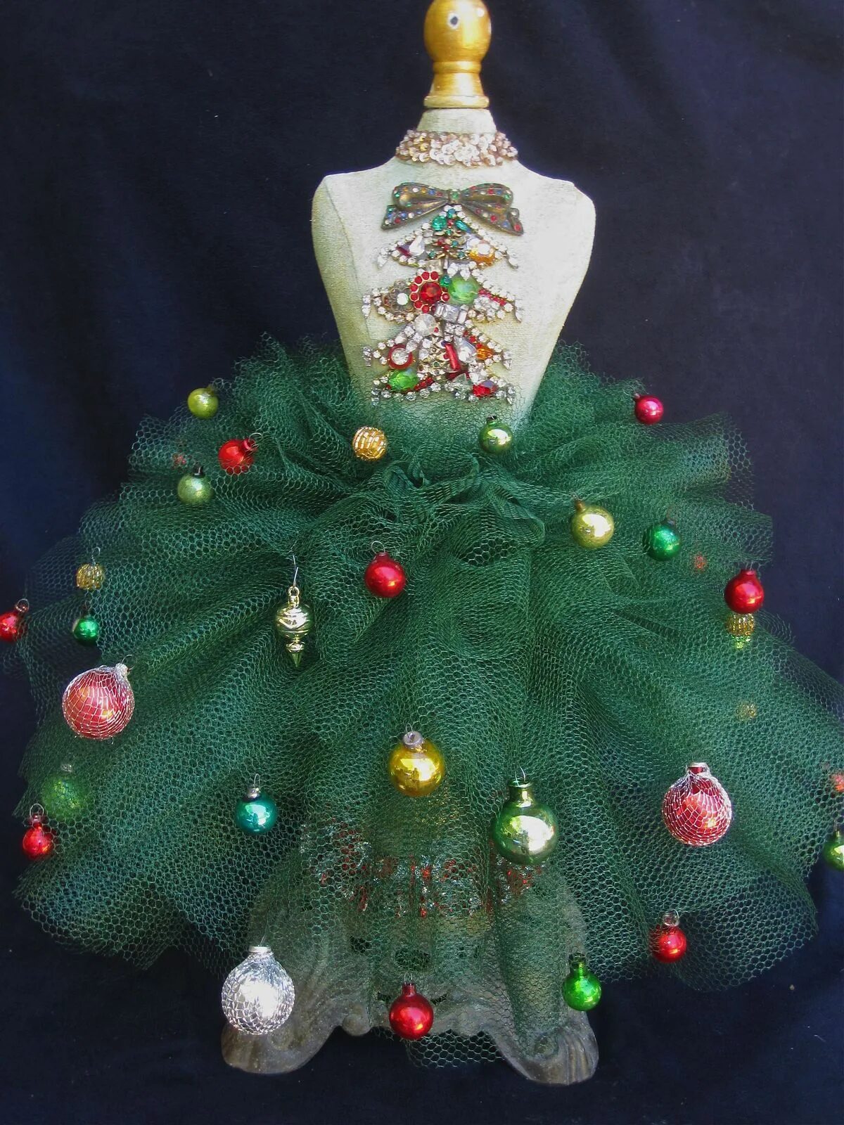 Новогодний костюм елочка для девочки. Детские костюмы на новый год елка. Наряд на елку в школу. Платье елка для девочки. Наряд на елку в школу.