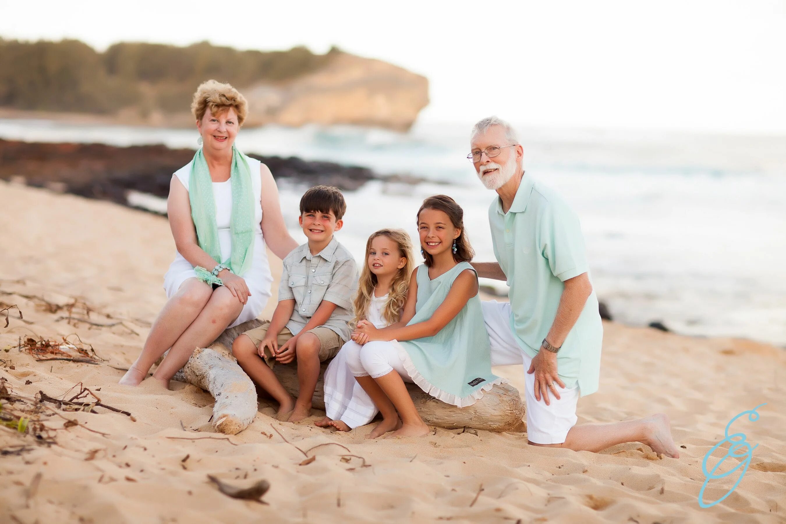 Family natural. Семья на пляже. Семейная фотосессия на пляже. Стильная семейная фотосессия на море. Морская фотосессия семейная.