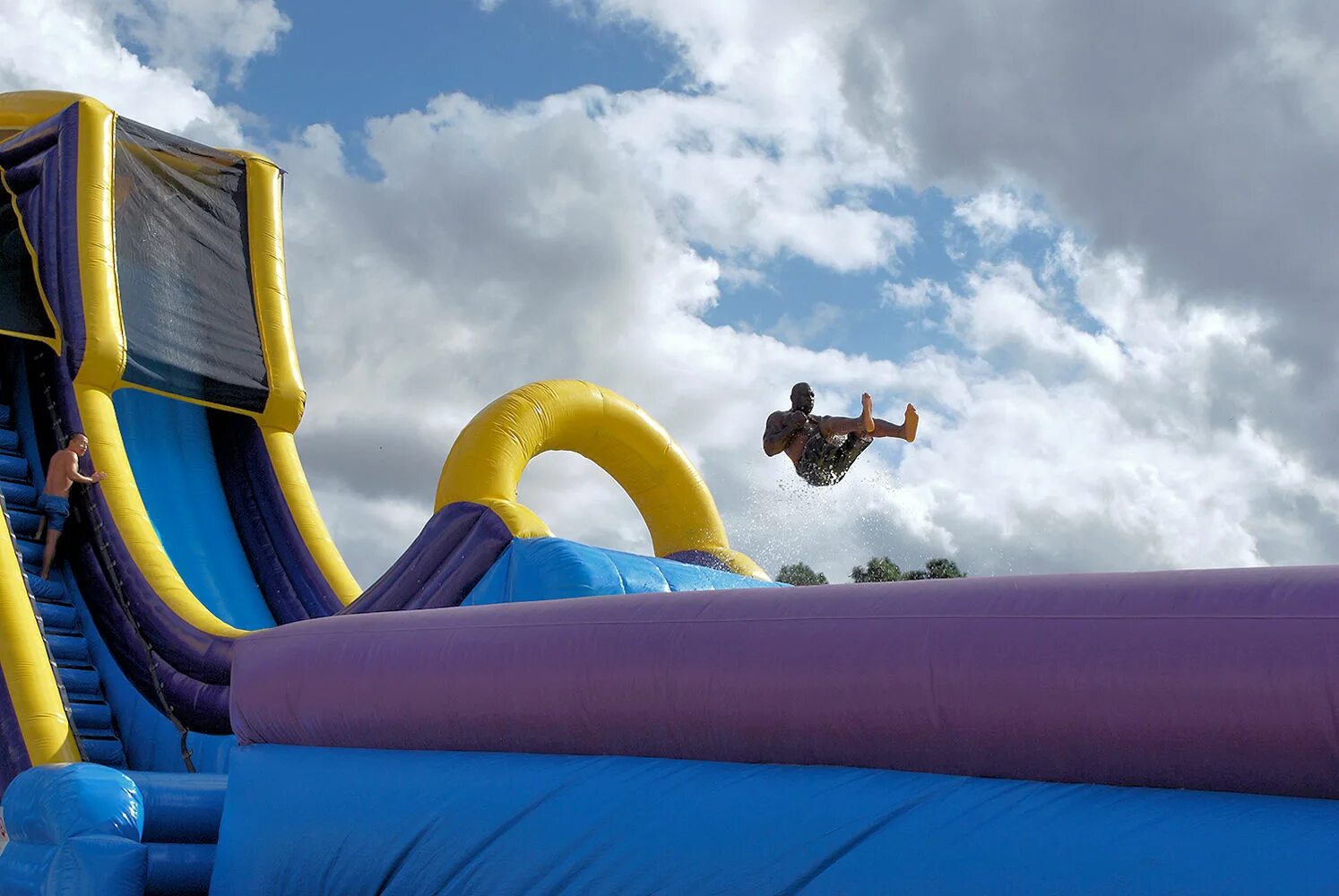 Аквапарк сочи аттракционы. Самая большая горка в аквапарке в мире. Горка для бассейна. Водная горка в москве в жилом районе. Самая страшная горка в аквапарке в мире.