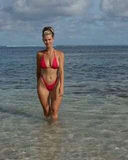 Alena Witch в купальнике.