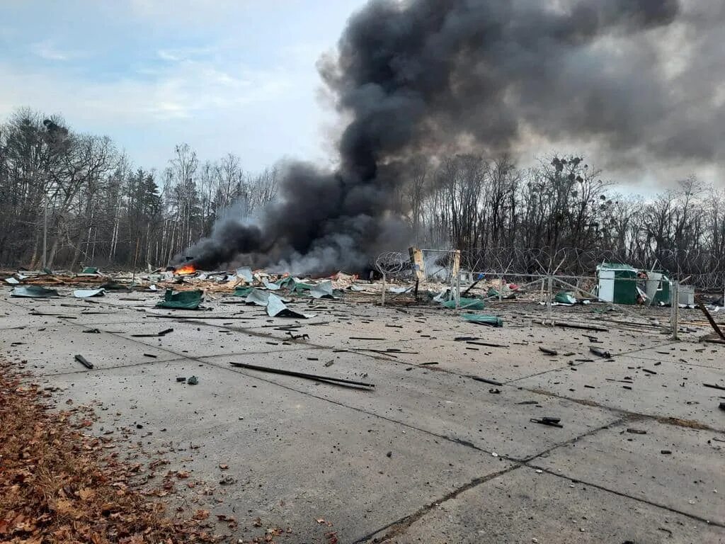 Разбомбили аэродромы на Украине.