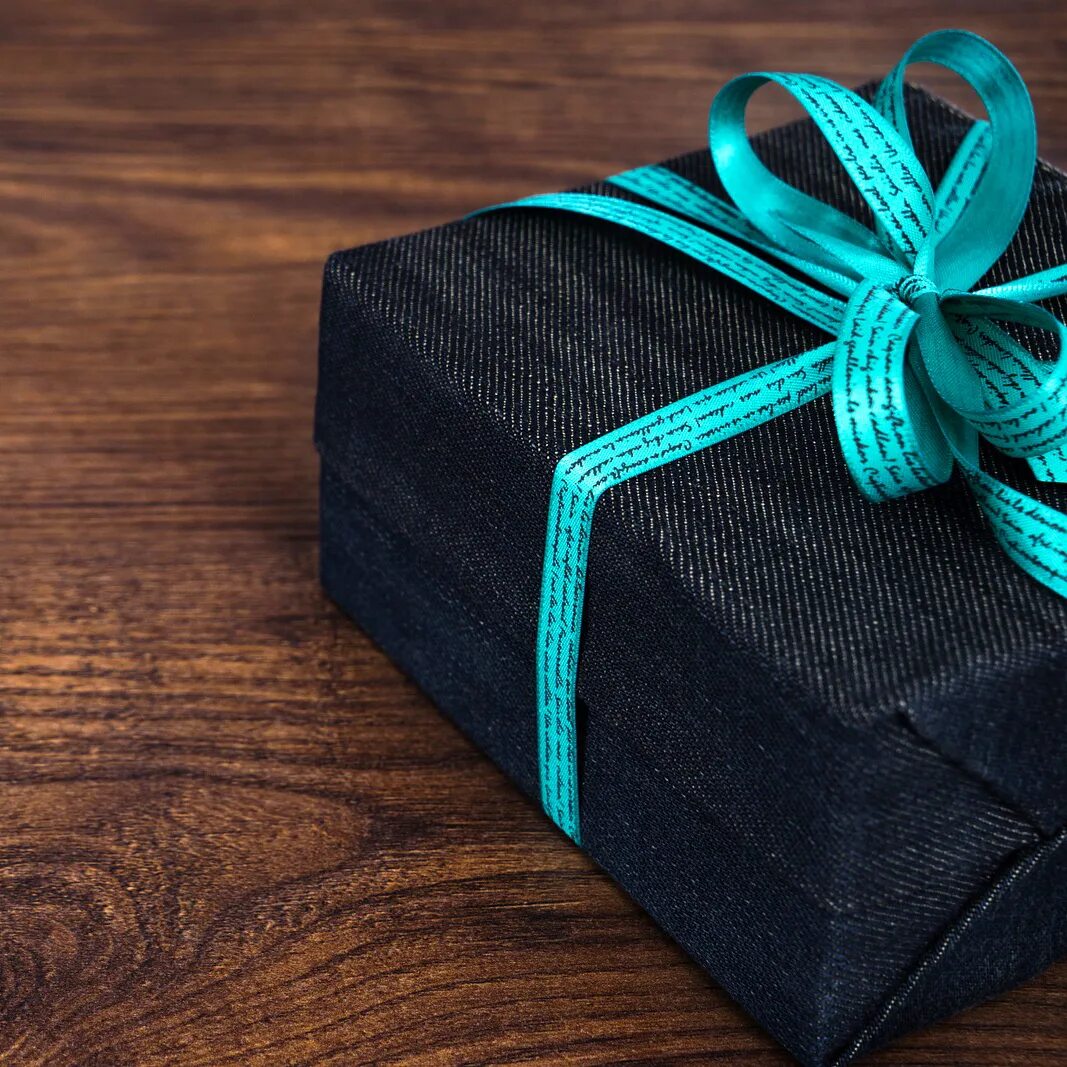 Подарок из 4 слов. Подарочная коробочка. Красивые подарки. Красивая подарочная коробка. Коробочка для подарка.