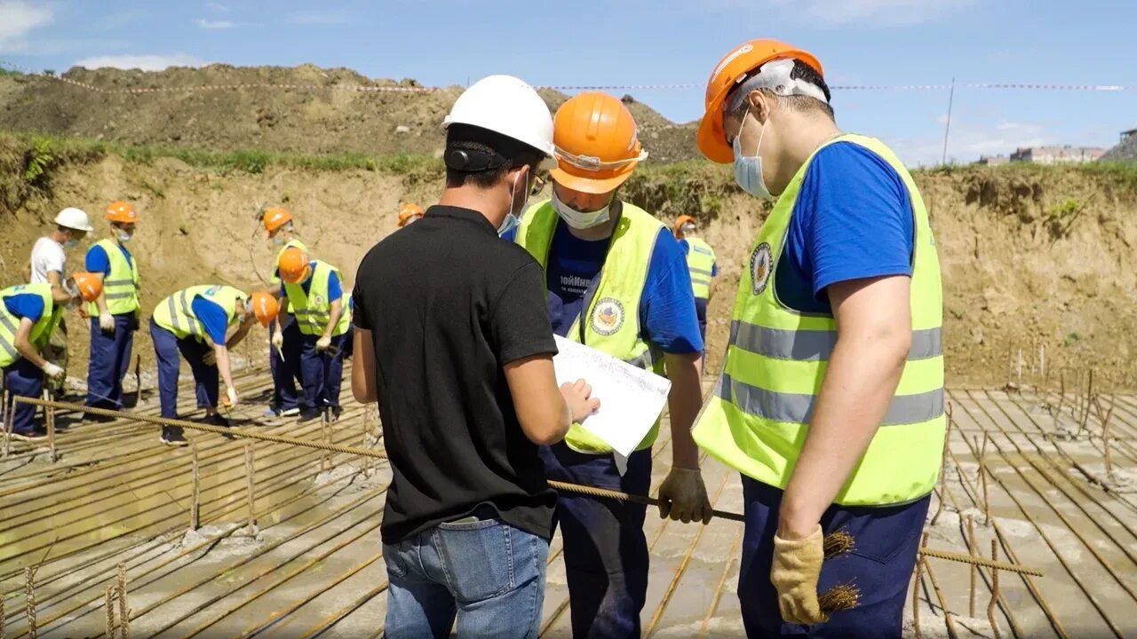 Строительная практика для студентов. Строительная практика для студентов. Студенты выпускники вузов в строительных касках. Студенты строители. Профессия каменщик.